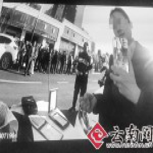 奔驰女司机痛斥交警 被网友教育：乱停车还有理