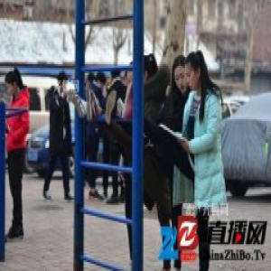 零下2℃山东“95后”艺考生寒风中停车场练声