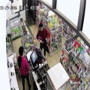 女店员挥电棍对峙持刀劫匪 给800多元后报警擒匪
