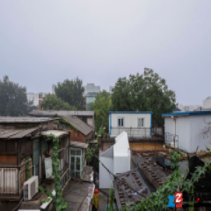不愿住高楼的女孩 省下买楼钱改造平房惊呆邻居