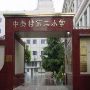 北京一母亲称儿子长期遭校园霸凌，曾被同学用厕所垃圾筐扣头