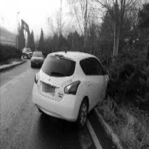 环卫车洒水清扫后路面结冰 经过车辆打滑出事故