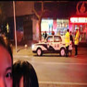 警察几米外与孩子“特别”合影 引网友泪奔(图)