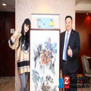 张馨予爱心画作拍出近十万 呼吁关注山区儿童饮水安全