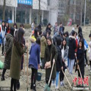 一高校开种田课 学生穿大衣皮靴刨土挣学分