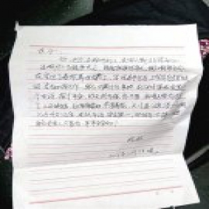 儿行千里母担忧 妈妈偷偷塞的一封信看哭3个大男人