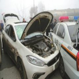 轿车屡次高速冲卡撞警车：内藏上千克冰毒(图)