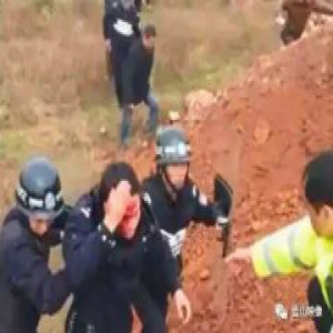 湖南两村村民对射烟花互扔石块多人伤 官方：修路起纠纷