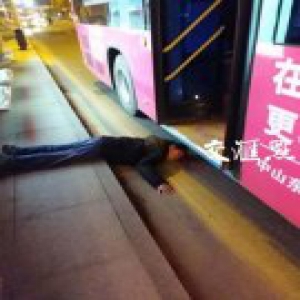 太险！男子公交站台突然栽倒 险遭车轮“爆头”