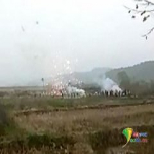 湖南两村修路起冲突 村民烟花对射似战争片多人受伤