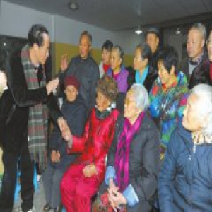 103岁老人过生日三妹妹来贺 四兄妹加起来378岁