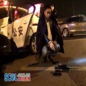 男子携带管制刀具被抓 被铐手铐时兴奋求拍照
