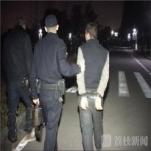 女大学生夜晚遭毒镖袭击 竟是嫌疑人带6岁儿子毒狗