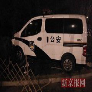 北京一警车与出租车相撞致2人受伤 疑警车闯红灯