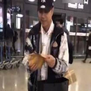 虹桥一姐再堵袁成杰 还买了个汉堡向他道歉