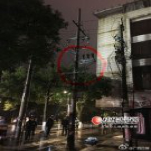 男子倒挂电线杆支架身亡 目击者：自己爬上去的