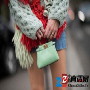 你注意街头那些很小很小的包了吗？它的生意超好