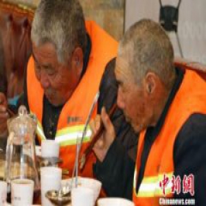 冬至到 河北巨鹿百名环卫工人品免费火锅(图)