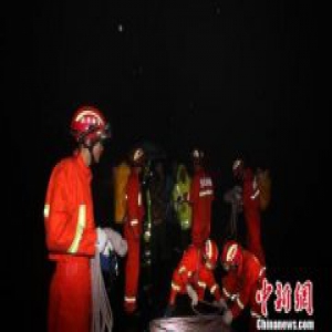 湖北一轿车坠下300米悬崖4人被困 消防紧急救援