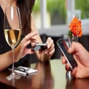 已婚男约女网友过夜被拒 抢对方手袋：开房就还你