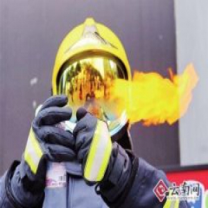 消防用"雪"实验提醒:圣诞喷雪易燃 当心引火烧身