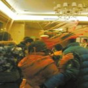 成都10余名“口罩男”闯进小区 乱棍群殴众业主