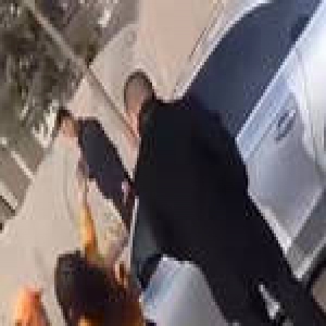 奥迪女司机因停车问题摔环卫工手机：有钱怎么啦