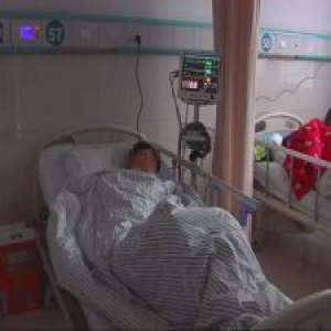 15岁少年被同学用铅笔刀连捅5刀 鲜血浸透衣服（图）