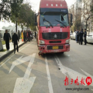 违规泥浆车逃窜 对执法队员车主叫嚣：撞死没事！