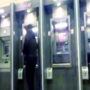 男子为“抢红包”反锁银行自助厅 中国银联回应