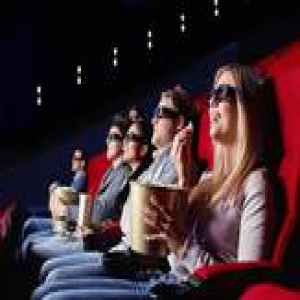 2016年万达院线股价腰斩,华谊兄弟下跌近五成