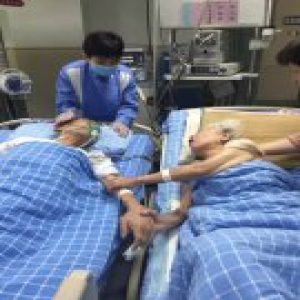 看哭百万网友的“执手”老夫妻 背后还有这些故事