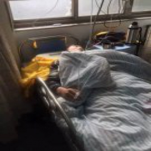 杭州男子在桥上撒网捕鱼 渔网勾住客船后坠入船顶