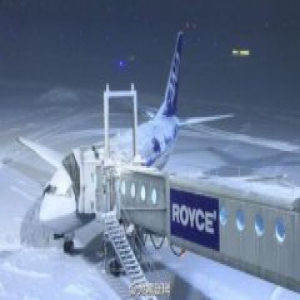 北海道大雪致500港澳同胞被困机场 中国航班支援
