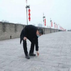 西安市委书记王永康暗访城墙景区 亲自捡拾起27个烟头