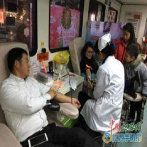 南昌一对夫妻连续4年平安夜献血 为纪念相遇时刻(图)
