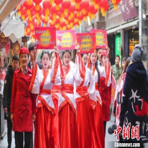 高校学子着汉服上街 举标牌呼吁抵制圣诞节(图)