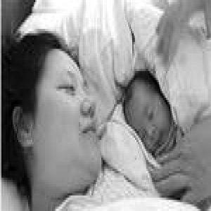 女子坐月子时被禁止玩手机 抓狂想带孩子“走”