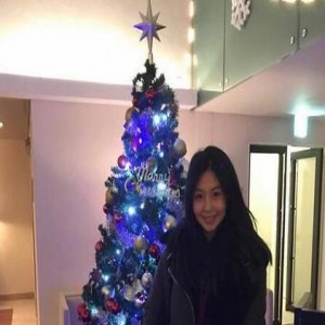 邱淑贞大女儿晒圣诞照 笑容甜美像极了妈妈(图)