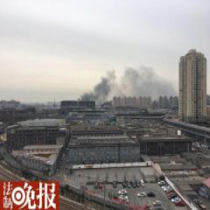 北京朝阳文化园区起火 黑色浓烟数公里外可见