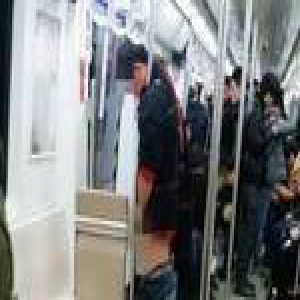 辣眼睛！男子在北京地铁6号线上脱裤子尿尿
