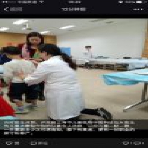上海儿童医院女医生跪着治疗患儿 称太累了