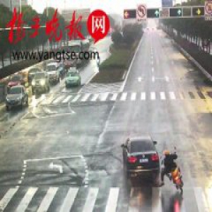 男子骑摩托闯红灯追尾轿车 人未落地又被后车撞飞