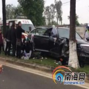 喜事变丧事！海口奔驰婚车撞绿化带1名乘客殒命