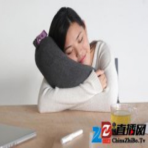 这里有个一口气就能吹满的便携式枕头,有点高级