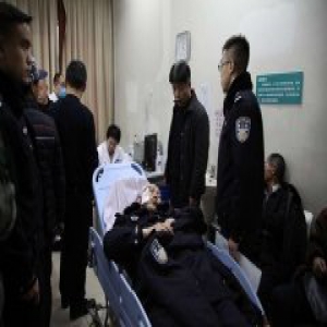 亦庄一行为异常男子持斧头砍伤民警 家属称其近期情绪暴躁