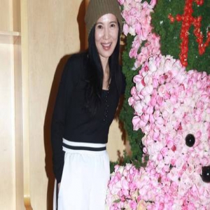 她是“晶女郎”始祖 如今50岁依旧美艳(图)