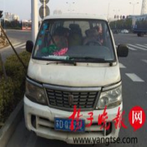 核载6人的面包车居然装了17人 这工厂“班车”也是真够扣的