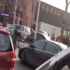 拒捕嫌犯驾车撞击持枪警察 场面惊险