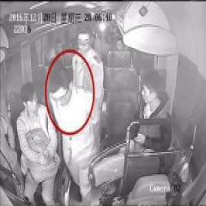女乘客被污秽液体惊醒 后座男子脸色发青遭逮捕